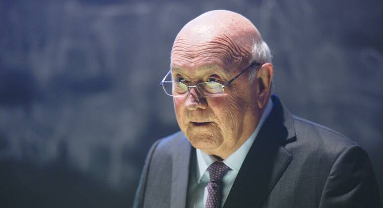 January 18, 2017 - Dublin, Ireland - Nobel Peace Prize winner and former South African President, FW de Klerk, addresses the Trinity College Law Society after he was presented with the Praeses Elit Award as a recognition of his key role in ending apartheid and his outstanding contribution to reconciliation in South Africa..On Wednesday, 18 January 2017, in Dublin, Ireland. Dublin Ireland  - ZUMAn230 20170118_zaa_n230_321