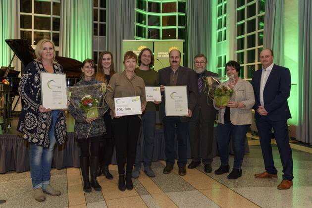 Die Fraktionen des Bündnis90 die Grünen, des Stadtrates und des Regionalverbandes Saarbrücken laden am Donnerstag (19.01.2017) zum Neujahrsempfang in den Festsaal des Saarbrücker Schlosses in Saarbrücken. Dabei verleihen sie den Nachhaltigkeitspreis 2017 an die Kunstschule Kassiopeia und die Bürgerinitiative Saubere Luft für die Warndtgemeinden. Im Bild v.li. Katja Conrad-Lang, Anne Herzhause, Anna Dorfner, Bea Biermann, Adriano Pitillo, Martin Becker, Manfred Jost, Bettina Becker und Stefan Franz. Gruene19011701D.jpg