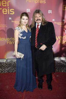 Lara Mandoki mit Vater Leslie Mandoki bei der Verleihung des 38. Bayerischen Filmpreises 2016 im Prinzregententheater. München, 20.01.2017 Foto:xS.xGabschx xFuturexImage