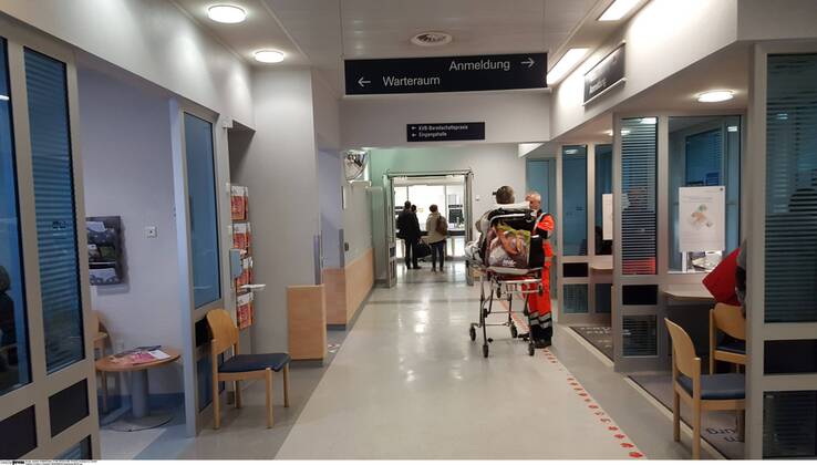 Feature Symbol: Notfallklinik Augsburg 05 16 pp Zentrale Notaufnahme am Klinikum Augsburg im Mai 2016 Klinik Spital Hospital Krankenhaus Notfall Notf lle quer