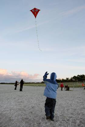 19.11.2005, Zingst, Mecklenburg-Vorpommern, DEU - Ein Kind laesst am Strand seinen Drachen steigen. (Mensch, Menschen, Mann, Maenner, Frau, Kind, Kinder, Kindheit, Junge, Maedchen, Drachen, Strand, Strandszene, Ostsee, Ostseekueste, Kueste, Kuestenlandschaft, Landschaft, Aufschwung, Entspannung, Erholung, Familie, Ferien, Freizeit, Freude, Gesellschaft, Himmel, Jahreszeit, Herbst, Natur, Spass, Spiel, spielen, steigen lassen, Urlaub, Reise, Tourismus, touristisch, Weite, Abend, abends, Abendlicht, Abendstimmung, Licht, Lichtstimmung, Stimmung, Daemmerung, Blaue Stunde, Aussenaufnahme, Wetter, Wind, Herbstwind, Herbstwetter, digital, HF, Küste, Ostseeküste, Küstenlandschaft, Dämmerung, Mädchen) 00S051119D034.JPG MODEL RELEASE: NO MR:N