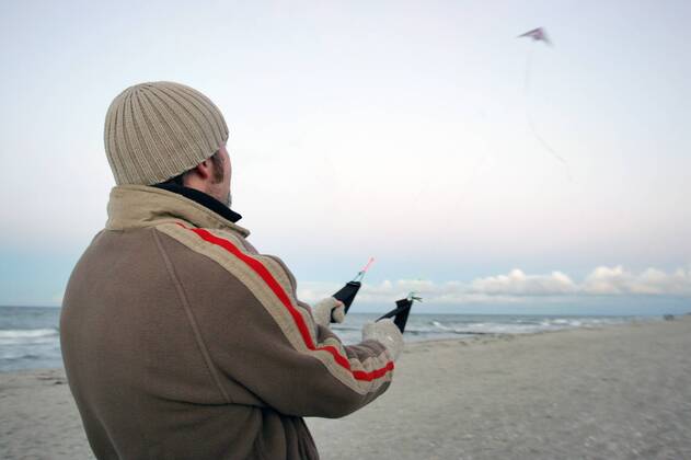 19.11.2005, Zingst, Mecklenburg-Vorpommern, DEU - Ein Mann laesst am Strand seinen Drachen steigen. (Mensch, Mann, Drachen, Lenkdrachen, Strand, Strandszene, Ostsee, Ostseekueste, Kueste, Kuestenlandschaft, Landschaft, Aufschwung, allein, einsam, Einsamkeit, Entspannung, Erholung, Ferien, Freizeit, Freude, Lebenswelt, Lebenswelten, Gesellschaft, Himmel, Jahreszeit, Herbst, Natur, Spass, Spiel, spielen, steigen lassen, Urlaub, Reise, Tourismus, touristisch, Weite, Abend, abends, Abendlicht, Abendstimmung, Licht, Lichtstimmung, Stimmung, Daemmerung, Blaue Stunde, Aussenaufnahme, Herbst, Herbstwetter, Wetter, digital, QF, Küste, Ostseeküste, Küstenlandschaft, Dämmerung) 00S051119D042.JPG MODEL RELEASE: NO MR:N