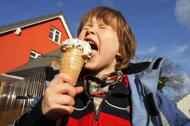 21.11.2005, Zingst, Mecklenburg-Vorpommern, DEU - Ein Kind isst ein Eis. (Mensch, Kind, Kindheit, Junge, Maedchen, Knabe, Bube, lecken, schlecken, ablecken, Alltag, Appetit, Belohnung, Dessert, Nachtisch, Eis, Eiscreme, Waffel, Eistuete, Eiswaffel, Emotion, Mimik, Genuss, geniessen, zufrieden, Zufriedenheit, Glueck, gluecklich, Ernaehrung, essen, Essen und Trinken, Freizeit, Gerichte, Gesellschaft, Gesicht, Gesichtsausdruck, Heisshunger, Hunger, hungrig, Lebensmittel, lecker, Leckerei, Nahrung, Nahrungsaufnahme, Nahrungsmittel, schmackhaft, Schokolade, Schokoladenstueckchen, Straciatella, Winter, kalt, Kaelte, Speise, Speiseeis, speisen, suess, Suessigkeit, Zunge, Aussenaufnahme, Licht, Lichtstimmung, Humor, Witz, witzig, lustig, Genussmittel, Gericht, Dessert, digital, QF, Mädchen, Ernährung, Schokoladenstückchen, Kälte, süss, Süssigkeit, Glück, glücklich, Eistüte) 00S051121D010.JPG MO MR:Y