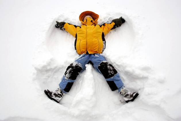 31.12.2005, Zingst, Mecklenburg-Vorpommern, DEU - Ein Kind macht einen Schneeengel. (Mensch, Kind, Junge, Maedchen, Kindheit, Schneeengel, Abdruck, auf dem Ruecken, liegen, Engel, Engelsfigur, Figur, Frost, im Schnee liegen, schneebedeckt, toben, verschneit, Wetter, Winterwetter, Winterlandschaft, Landschaft, Lebenswelt, Lebenswelten, kalt, Kaelte, Winterkaelte, Winterkleidung, Spass, Freude, Winter, winterlich, Jahreszeit, Spiel, spielen, Freizeit, Winterspiel, Schnee, Gesellschaft, Schneeanzug, Vergnuegen, vergnuegt, Freizeitvergnuegen, Winterferien, Ferien, Urlaub, Bewegung, bewegen, Aussenaufnahme, digital, QF, Mädchen, Vergnügen, vergnügt, Freizeitvergnügen, Kälte, Winterkälte, auf dem Rücken) 00S051231D022.JPG MODEL RELEASE: YES MR:Y