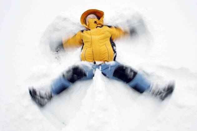 31.12.2005, Zingst, Mecklenburg-Vorpommern, DEU - Ein Kind macht einen Schneeengel. (Mensch, Kind, Junge, Maedchen, Kindheit, Schneeengel, Abdruck, auf dem Ruecken, liegen, Engel, Engelsfigur, Figur, Frost, im Schnee liegen, schneebedeckt, toben, verschneit, Wetter, Winterwetter, Winterlandschaft, Landschaft, Lebenswelt, Lebenswelten, kalt, Kaelte, Winterkaelte, Winterkleidung, Spass, Freude, Winter, winterlich, Jahreszeit, Spiel, spielen, Freizeit, Winterspiel, Schnee, Gesellschaft, Schneeanzug, Vergnuegen, vergnuegt, Freizeitvergnuegen, Winterferien, Ferien, Urlaub, Bewegung, bewegen, Bewegungsunschaerfe, dynamisch, Dynamik, Aussenaufnahme, digital, QF, Mädchen, Vergnügen, vergnügt, Freizeitvergnügen, Kälte, Winterkälte, auf dem Rücken, Bewegungsunschärfe) 00S051231D023.JPG MODEL RELEASE: YES MR:Y