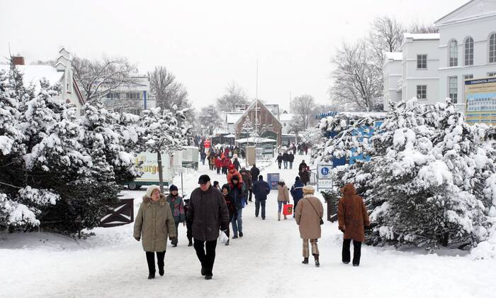 31.12.2005, Zingst, Mecklenburg-Vorpommern, DEU - Winterliche Stadtansicht. (Mensch, Menschen, Mann, Maenner, Frau, Frauen, Gruppe, Touristen, Tourismus, Stadtansicht, Stadtlandschaft, Haus, Haeuser, Gebaeude, gehen, laufen, spazieren, Spaziergang, schlendern, Ostsee, Winterlandschaft, Landschaft, Lebenswelt, Lebenswelten, kalt, Kaelte, Winterkaelte, Winter, winterlich, Jahreszeit, Freizeit, Wetter, Winterwetter, Schnee, Gesellschaft, Winterferien, Ferien, Urlaub, Erholung, erholen, Zingst, Darss, Aussenaufnahme, digital, QF, Kälte, Winterkälte, Männer, Häuser, Gebäude) 00S051231D029.JPG MODEL RELEASE: NO MR:N