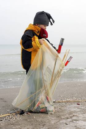 01.01.2006, Zingst, Mecklenburg-Vorpommern, DEU - Ein Kind sammelt abgebrannte Silvesterraketen am Strand ein. (1. Januar, Erster, Jahresanfang, Jahresbeginn, Jahreswechsel, Januar, Neujahr, Rakete, Raketen, Silvester, Silvesterrakete, Silvesterraketen, Muell, Abfall, Unrat, Muellsack, sammeln, einsammeln, Oekologie, oekologisch, Rest, Reste, Ueberreste, Ueberbleibsel, Umwelt, Umweltschutz, Umweltbewusstsein, umweltbewusst, Muelltuete, Strand, Meer, Wasser, Winter, abgebrannt, abgefeuert, Mensch, Kind, Kindheit, Gesellschaft, Lebenswelt, Lebenswelten, Ostsee, Zingst, Darss, Aussenaufnahme, Feuerwerk, Feuerwerkskoerper, gefaehrlich, Gefahr, digital, HF, gefährlich, Müll, Müllsack, Ökologie, ökologisch, Mülltüte, Überbleibsel, Überreste) 00S060101D002.JPG MODEL RELEASE: YES MR:Y