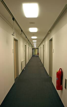 25.04.2006, Magdeburg, Sachsen-Anhalt, Deutschland - Langer Flur mit Teppichboden in einem Buerogebaeude. (HF, europäisch, Gebäude, Bürogebäude, Verwaltungsgebäude, Neonröhren, Türen, Wände, Feuerlöscher, Geschäftsgebäude) 00S060425D705.JPG MODEL RELEASE: NOT APPLICABLE, PROPERTY RELEASE: NO MR:Y
