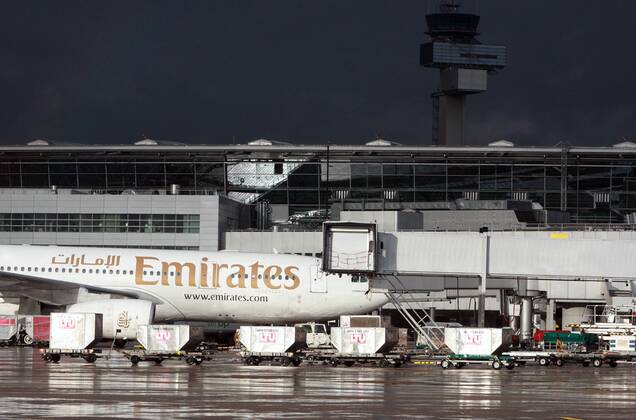 20.07.2008, Duesseldorf, Nordrhein-Westfalen, Deutschland - Maschine der Fluggesellschaft Emirates am Terminal vor schwarzem Himmel. (Duesseldorf, Nordrhein-Westfalen, Nordrhein Westfalen, Deutschland, deutsch, Europa, Airline, Airport, Anlage, Architektur, aussen, Aussenaufnahme, Dienstleistung, Ferienflieger, Fernreise, Fernweh, Flieger, Flugbetrieb, Fluggesellschaft, Flughafen, Flughafen Duesseldorf, Flughafengebaeude, Fluglinie, Flugreise, Flugtechnik, Flugzeug, Gate, Gebaeude, Infrastruktur, Luftfahrt, Luftfahrtunternehmen, Emirates, Luftverkehr, Maschine, Passagierflugzeug, Passagiermaschine, Pauschalflieger, Pauschalreise, Reise, Rollfeld, Terminal, Tourismusbranche, Transport, transportieren, Transportwesen, Urlaub, Verkehr, Verkehrsgebaeude, Verkehrsmaschine, Verkehrsmittel, verreisen, Wirtschaft, beladen, Himmel, schwarz, Gewitterstimmung, Gewitterfront, Licht, Lichtstimmung, A MR:Y