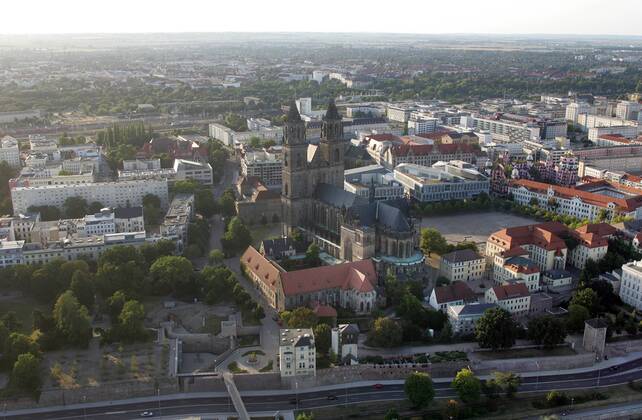 23.08.2009, Magdeburg, Sachsen-Anhalt, Deutschland - Luftbildaufnahme mit dem Magdeburger Dom an der Elbe und der Gruenen Zitadelle von Friedensreich Hundertwasser (rechts). Der Dom des Erzbistums Magdeburg ist das aelteste gotische Bauwerk in Deutschland. Seit der Reformation ist der Dom evangelische Pfarr- und Bischofskirche. (QF, europäisch, Gebäude, Sakralgebäude, Sehenswürdigkeit, Türme, Überblick, Übersicht, Stadtübersicht, Stadtüberblick, Wohngebäude, Wohnhäuser) 00S090823D108.JPG MODEL RELEASE: NOT APPLICABLE, PROPERTY RELEASE: NO MR:Y