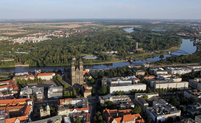 23.08.2009, Magdeburg, Sachsen-Anhalt, Deutschland - Luftbildaufnahme mit dem Magdeburger Dom an der Elbe. Der Dom des Erzbistums Magdeburg ist das aelteste gotische Bauwerk in Deutschland. Seit der Reformation ist der Dom evangelische Pfarr- und Bischofskirche. (QF, europäisch, Gebäude, Sakralgebäude, Sehenswürdigkeit, Türme, Überblick, Übersicht, Stadtübersicht, Stadtüberblick, Gewässer, Wohngebäude, Wohnhäuser) 00S090823D113.JPG MODEL RELEASE: NOT APPLICABLE, PROPERTY RELEASE: NO MR:Y