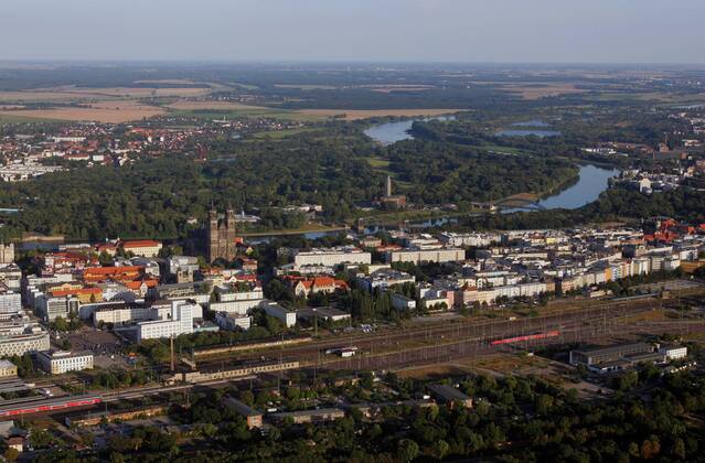 23.08.2009, Magdeburg, Sachsen-Anhalt, Deutschland - Luftbildaufnahme mit dem Magdeburger Dom und dem Hauptbahnhof. Der Dom des Erzbistums Magdeburg ist das aelteste gotische Bauwerk in Deutschland. Seit der Reformation ist der Dom evangelische Pfarr- und Bischofskirche. (QF, europäisch, Gebäude, Sakralgebäude, Sehenswürdigkeit, Türme, Überblick, Übersicht, Stadtübersicht, Stadtüberblick, Gewässer, Wohngebäude, Wohnhäuser) 00S090823D117.JPG MODEL RELEASE: NOT APPLICABLE, PROPERTY RELEASE: NO MR:Y