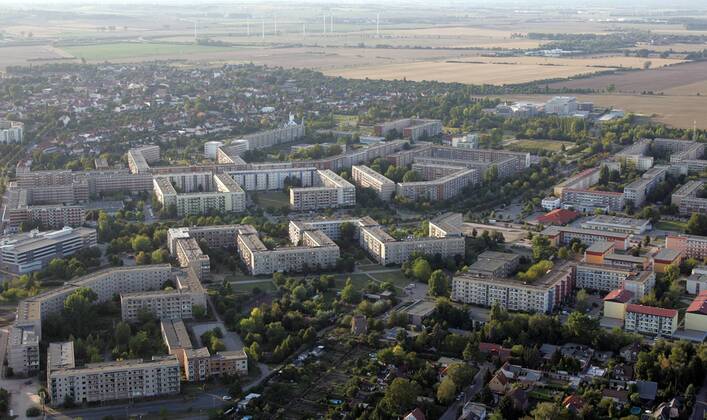 23.08.2009, Magdeburg, Sachsen-Anhalt, Deutschland - Luftbildaufnahme des Stadtteils Neu-Olvenstedt. (QF, europäisch, Überblick, Übersicht, Stadtübersicht, Stadtüberblick, Gebäude, Häuser, Städtebau, Städteplanung, Wohngebäude, Wohnhäuser, Mietshäuser) 00S090823D118.JPG MODEL RELEASE: NOT APPLICABLE, PROPERTY RELEASE: NO MR:Y