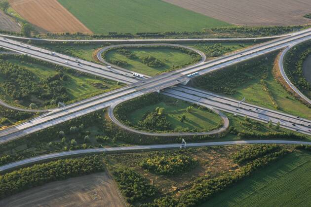 23.08.2009, Magdeburg, Sachsen-Anhalt, Deutschland - Luftbildaufnahme des Autobahnkreuz Magdeburg. (QF, europäisch, Überblick, Übersicht) 00S090823D119.JPG MODEL RELEASE: NOT APPLICABLE, PROPERTY RELEASE: NO MR:Y