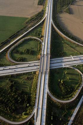 23.08.2009, Magdeburg, Sachsen-Anhalt, Deutschland - Luftbildaufnahme des Autobahnkreuz Magdeburg. (HF, europäisch, Überblick, Übersicht) 00S090823D122.JPG MODEL RELEASE: NOT APPLICABLE, PROPERTY RELEASE: NO MR:Y
