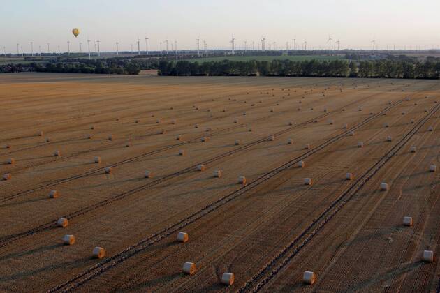 23.08.2009, Magdeburg, Sachsen-Anhalt, Deutschland - Luftbildaufnahme, Heuballen auf einem gemaehten Feld. (QF, europäisch, Überblick, Übersicht, Ökologie, ökologisch, Windräder, gemäht) 00S090823D137.JPG MODEL RELEASE: NOT APPLICABLE, PROPERTY RELEASE: NO MR:Y