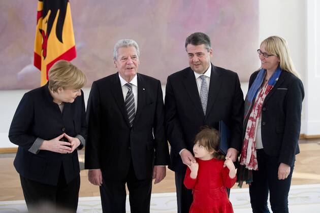 Entertainment Bilder der Woche Themen der Woche Bilder des Tages Merkel, Gauck, Gabriel und Tochter DEU, Deutschland, Germany, Berlin, 27.01.2017 Bundeskanzlerin Angela Merkel, Bundespraesident Joachim Gauck, und Sigmar Gabriel, neuer Bundesausseninister mit Tochter Marie, 4 Jahre und Ehefrau Anke, (v.l.n.r.), bei der Aushaendigung der Entlassungsurkunde und der Uebergabe der Ernennungsurkunde im Schloss Bellevue in Berlin German Chancellor Angela Merkel, President Joachim Gauck, and new Foreign Minister Sigmar Gabriel with his wife Anke and daughter Marie, 4, pose for a photo following Gabriel s appointment at a ceremony at Schloss Bellevue palace on January 27, 2017 in Berlin, Germany. Gabriel, who was vice chancellor and minister of the economy, is taking the foreign minister position in a cabinet shift resulting from previous foreign minister Frank-Walter Steinmeier s nomination for German president.