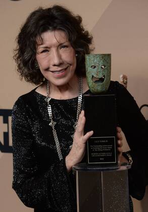 Actress Lily Tomlin appears backstage with her award for Lifetime Achievement during the the 23rd annual SAG Awards held at the Shrine Auditorium in Los Angeles on January 29, 2017. The Screen Actors Guild Awards will be broadcast live on TNT and TBS.  LAP20170129295 JIMxRUYMEN