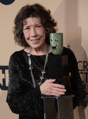Actress Lily Tomlin appears backstage with her award for Lifetime Achievement during the the 23rd annual SAG Awards held at the Shrine Auditorium in Los Angeles on January 29, 2017. The Screen Actors Guild Awards will be broadcast live on TNT and TBS.  LAP20170129300 JIMxRUYMEN
