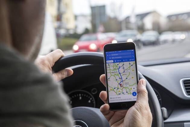 Mann, Autofahrer, benutzt ein Handy, während der Fahrt, Navigations Software,