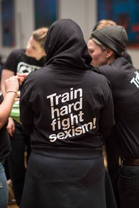 Verleihung des Hatun-Sürücü-Preises in Berlin Berlin Hatun Sueruecue-Preis 2017 Hatun Sueruecue-Preis 2017. Die Fraktion von Buendnis 90 Gruene im Berliner Abgeordnetenhaus verlieh am Freitag den 3. Februar 2017 zum 5. Mal den Hatun Sueruecue-Preis. Der mit insgesamt 1.000 Euro dotierte Frauenrechtspreis zeichnet Menschen aus, die sich tatkraeftig fuer Maedchen und junge Frauen einsetzen. Der erste Preis mit 500 Euro ging an die Reinickendorfer Kinder- und Jugendfreizeitstaette Centre Talma . Sie bietet seit 1994 in mehr als 40 Sport- und Tanzkursen aktive Kinder- und Jugendsozialarbeit an. Mit dem zweiten Preis und 300 Euro wurden die Boxgirls Berlin e.V. geehrt, die nach Meinung der Jury mit ihrer Sport- und Bildungsarbeit dazu beitragen, die Rollenbilder von Maennern und Frauen aufzuloesen. Der dritte Preis mit 200 Euro ging an die Initiative Bikeygees , deren Gruenderinnen seit 2015 gefluechteten Frauen das Fahrradfahren bei