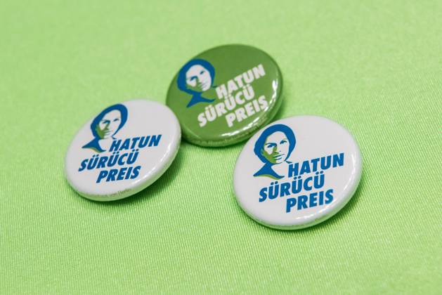 Verleihung des Hatun-Sürücü-Preises in Berlin Berlin Hatun Sueruecue-Preis 2017 Hatun Sueruecue-Preis 2017. Die Fraktion von Buendnis 90 Gruene im Berliner Abgeordnetenhaus verlieh am Freitag den 3. Februar 2017 zum 5. Mal den Hatun Sueruecue-Preis. Der mit insgesamt 1.000 Euro dotierte Frauenrechtspreis zeichnet Menschen aus, die sich tatkraeftig fuer Maedchen und junge Frauen einsetzen. Der erste Preis mit 500 Euro ging an die Reinickendorfer Kinder- und Jugendfreizeitstaette Centre Talma . Sie bietet seit 1994 in mehr als 40 Sport- und Tanzkursen aktive Kinder- und Jugendsozialarbeit an. Mit dem zweiten Preis und 300 Euro wurden die Boxgirls Berlin e.V. geehrt, die nach Meinung der Jury mit ihrer Sport- und Bildungsarbeit dazu beitragen, die Rollenbilder von Maennern und Frauen aufzuloesen. Der dritte Preis mit 200 Euro ging an die Initiative Bikeygees , deren Gruenderinnen seit 2015 gefluechteten Frauen das Fahrradfahren bei