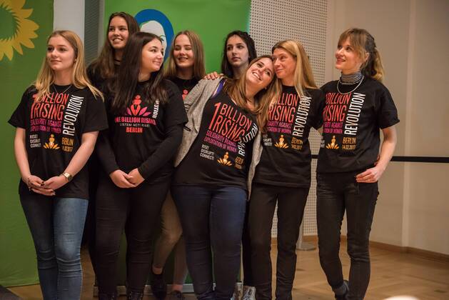Verleihung des Hatun-Sürücü-Preises in Berlin Berlin Hatun Sueruecue-Preis 2017 Hatun Sueruecue-Preis 2017. Die Fraktion von Buendnis 90 Gruene im Berliner Abgeordnetenhaus verlieh am Freitag den 3. Februar 2017 zum 5. Mal den Hatun Sueruecue-Preis. Der mit insgesamt 1.000 Euro dotierte Frauenrechtspreis zeichnet Menschen aus, die sich tatkraeftig fuer Maedchen und junge Frauen einsetzen. Der erste Preis mit 500 Euro ging an die Reinickendorfer Kinder- und Jugendfreizeitstaette Centre Talma . Sie bietet seit 1994 in mehr als 40 Sport- und Tanzkursen aktive Kinder- und Jugendsozialarbeit an. Mit dem zweiten Preis und 300 Euro wurden die Boxgirls Berlin e.V. geehrt, die nach Meinung der Jury mit ihrer Sport- und Bildungsarbeit dazu beitragen, die Rollenbilder von Maennern und Frauen aufzuloesen. Der dritte Preis mit 200 Euro ging an die Initiative Bikeygees , deren Gruenderinnen seit 2015 gefluechteten Frauen das Fahrradfahren bei