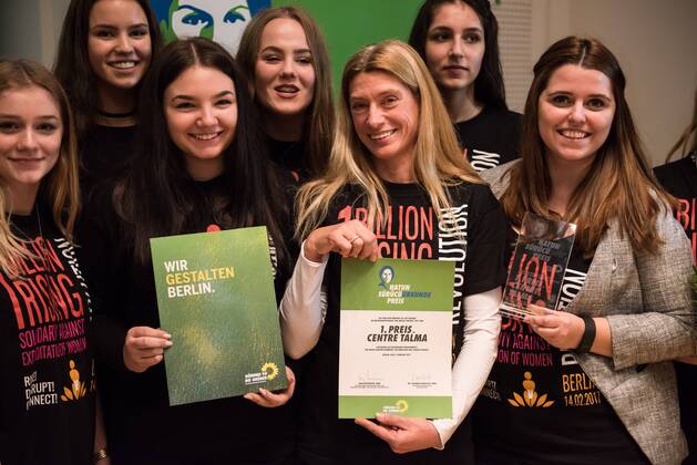 Verleihung des Hatun-Sürücü-Preises in Berlin Berlin Hatun Sueruecue-Preis 2017 Hatun Sueruecue-Preis 2017. Die Fraktion von Buendnis 90 Gruene im Berliner Abgeordnetenhaus verlieh am Freitag den 3. Februar 2017 zum 5. Mal den Hatun Sueruecue-Preis. Der mit insgesamt 1.000 Euro dotierte Frauenrechtspreis zeichnet Menschen aus, die sich tatkraeftig fuer Maedchen und junge Frauen einsetzen. Der erste Preis mit 500 Euro ging an die Reinickendorfer Kinder- und Jugendfreizeitstaette Centre Talma . Sie bietet seit 1994 in mehr als 40 Sport- und Tanzkursen aktive Kinder- und Jugendsozialarbeit an. Mit dem zweiten Preis und 300 Euro wurden die Boxgirls Berlin e.V. geehrt, die nach Meinung der Jury mit ihrer Sport- und Bildungsarbeit dazu beitragen, die Rollenbilder von Maennern und Frauen aufzuloesen. Der dritte Preis mit 200 Euro ging an die Initiative Bikeygees , deren Gruenderinnen seit 2015 gefluechteten Frauen das Fahrradfahren bei