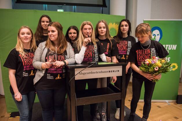 Verleihung des Hatun-Sürücü-Preises in Berlin Berlin Hatun Sueruecue-Preis 2017 Hatun Sueruecue-Preis 2017. Die Fraktion von Buendnis 90 Gruene im Berliner Abgeordnetenhaus verlieh am Freitag den 3. Februar 2017 zum 5. Mal den Hatun Sueruecue-Preis. Der mit insgesamt 1.000 Euro dotierte Frauenrechtspreis zeichnet Menschen aus, die sich tatkraeftig fuer Maedchen und junge Frauen einsetzen. Der erste Preis mit 500 Euro ging an die Reinickendorfer Kinder- und Jugendfreizeitstaette Centre Talma . Sie bietet seit 1994 in mehr als 40 Sport- und Tanzkursen aktive Kinder- und Jugendsozialarbeit an. Mit dem zweiten Preis und 300 Euro wurden die Boxgirls Berlin e.V. geehrt, die nach Meinung der Jury mit ihrer Sport- und Bildungsarbeit dazu beitragen, die Rollenbilder von Maennern und Frauen aufzuloesen. Der dritte Preis mit 200 Euro ging an die Initiative Bikeygees , deren Gruenderinnen seit 2015 gefluechteten Frauen das Fahrradfahren bei