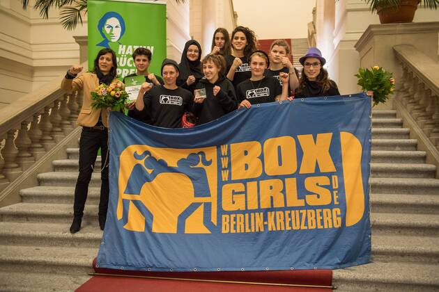 Verleihung des Hatun-Sürücü-Preises in Berlin Berlin Hatun Sueruecue-Preis 2017 Hatun Sueruecue-Preis 2017. Die Fraktion von Buendnis 90 Gruene im Berliner Abgeordnetenhaus verlieh am Freitag den 3. Februar 2017 zum 5. Mal den Hatun Sueruecue-Preis. Der mit insgesamt 1.000 Euro dotierte Frauenrechtspreis zeichnet Menschen aus, die sich tatkraeftig fuer Maedchen und junge Frauen einsetzen. Der erste Preis mit 500 Euro ging an die Reinickendorfer Kinder- und Jugendfreizeitstaette Centre Talma . Sie bietet seit 1994 in mehr als 40 Sport- und Tanzkursen aktive Kinder- und Jugendsozialarbeit an. Mit dem zweiten Preis und 300 Euro wurden die Boxgirls Berlin e.V. geehrt, die nach Meinung der Jury mit ihrer Sport- und Bildungsarbeit dazu beitragen, die Rollenbilder von Maennern und Frauen aufzuloesen. Der dritte Preis mit 200 Euro ging an die Initiative Bikeygees , deren Gruenderinnen seit 2015 gefluechteten Frauen das Fahrradfahren bei