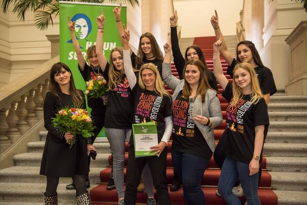 Verleihung des Hatun-Sürücü-Preises in Berlin Berlin Hatun Sueruecue-Preis 2017 Hatun Sueruecue-Preis 2017. Die Fraktion von Buendnis 90 Gruene im Berliner Abgeordnetenhaus verlieh am Freitag den 3. Februar 2017 zum 5. Mal den Hatun Sueruecue-Preis. Der mit insgesamt 1.000 Euro dotierte Frauenrechtspreis zeichnet Menschen aus, die sich tatkraeftig fuer Maedchen und junge Frauen einsetzen. Der erste Preis mit 500 Euro ging an die Reinickendorfer Kinder- und Jugendfreizeitstaette Centre Talma . Sie bietet seit 1994 in mehr als 40 Sport- und Tanzkursen aktive Kinder- und Jugendsozialarbeit an. Mit dem zweiten Preis und 300 Euro wurden die Boxgirls Berlin e.V. geehrt, die nach Meinung der Jury mit ihrer Sport- und Bildungsarbeit dazu beitragen, die Rollenbilder von Maennern und Frauen aufzuloesen. Der dritte Preis mit 200 Euro ging an die Initiative Bikeygees , deren Gruenderinnen seit 2015 gefluechteten Frauen das Fahrradfahren bei