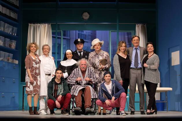 1. Reihe vlnr: Philipp Buder (Leslie Tate), Achim Wolff (Bill Lesley) und Denis M. Rudisch (Leslie Tate), 2. Reihe vlnr: Astrid Kohrs (Jane Tate), Santiago Ziesmer (Dr. Hubert Bonney), Susanna Capurso (Oberschwester), Jörg Westphal (Sergeant Tom Connolly), Tilmar Kuhn (Dr. Mike Connolly), Debora Weigert (Rosemary Mortimore), Holger Petzold (Dr. David Mortimore) und Manon Strache (Rosemary Mortimore) bei der Fotoprobe zu Und alles auf Krankenschein im Schlosspark Theater Berlin. Premiere ist am 25. April 2015. >>> Und alles auf Krankenschein von Ray Cooney, deutsch von Horst Willems. Regie: Anatol Preissler. Bühne: Karel Spanhak. Kostüme: Karel Spanhak. Schlosspark Theater Berlin: Und alles auf Krankenschein