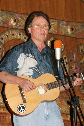 Oct 05, 2005; Oakland, CA, USA; COUNTRY JOE MCDONALD sings on stage at the Grand Theater in Oakland, California. Activist Cindy Sheehan was welcomed home to the San Francisco Bay area with an anti-war rally. Mandatory - ZUMAk45_ 20051005_kri_k45_001 Copyright: xKristaxKennellx