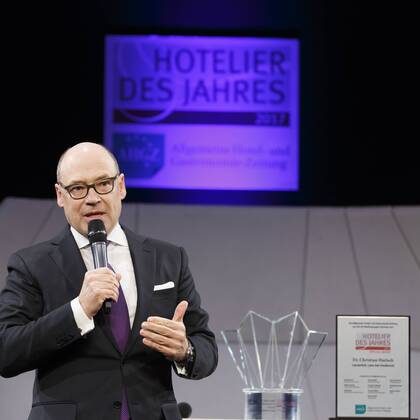 06.02.2017, Berlin, Deutschland, GER, Gala im Hotel Intercontinental zur Verleihung des Hotelier des Jahres 2017, ein Preis von der Allgemeinen Hotel- und Gastronomie Zeitung, Foto: Der Special Award geht an Dr. Christian Harisch, Geschäftsführer der Lanserhof GmbH aus Lans bei Innsbruck
