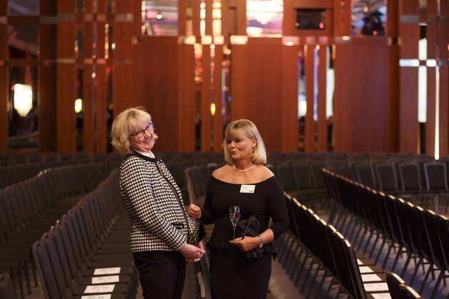 06.02.2017, Berlin, Deutschland, GER, Gala im Hotel Intercontinental zur Verleihung des Hotelier des Jahres 2017, ein Preis von der Allgemeinen Hotel- und Gastronomie Zeitung, Foto: nocht ist der Saal nicht gefüllt. Zwei Damen unterhalten sich.