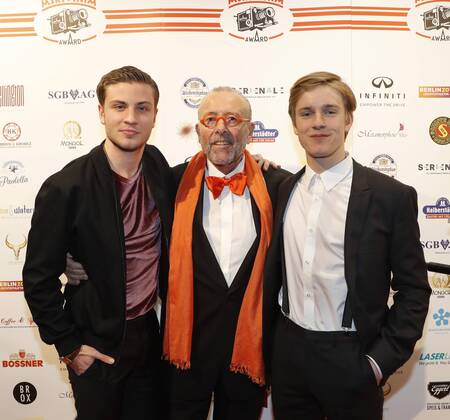 Laudator Jannik Schuemann, Leonhard Mueller, Louis Hofmann (Preistraeger Kategorie: Shooting-Star 2017) bei Verleihung ASKANIA Award 2017 im Ellington Hotel Berlin.