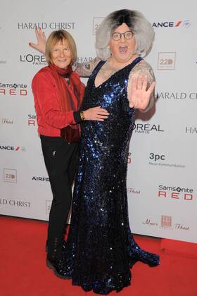 Monika Treut mit Gast Ankunft, roter Teppich zur 31. Preisverleihung des TEDDY AWARD im Haus der Berliner Festspiele am 17.02.2017