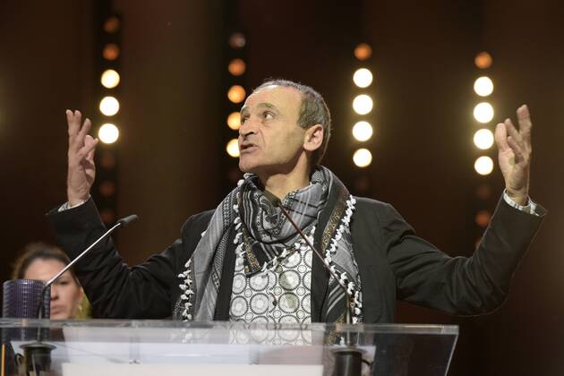 Regisseur Raed Andoni mit dem Glashütte Orginal Dokumentarfilmpreis anlässlich der 67. Berlinale 67. Internationale Filmfestspiele Berlin