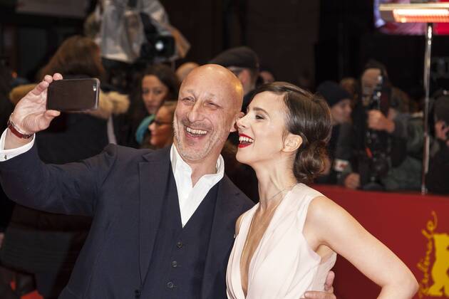 Aylin Tezel und Oliver Hirschbiegel machen ein Selfie auf der Berlinale Preisverleihung am 18.02.2017 Aylin Tezel und Oliver Hirschbiegel machen ein Selfie auf der Berlinale Preisverleihung am 18.02.2017