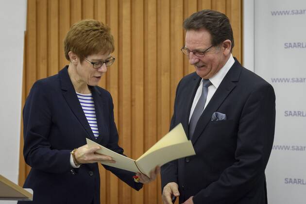 Ministerpräsidentin Anngret Kramp Karrenbauer verleiht am Samstag in der Staatskanzlei in Saarbrücken den saarländischen Verdienstorden für Bruno Proietti (v.li.) Orden18021701D.jpg