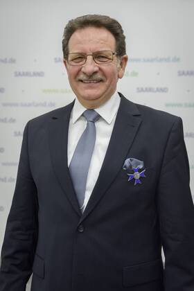 Ministerpräsidentin Anngret Kramp Karrenbauer verleiht am Samstag in der Staatskanzlei in Saarbrücken den saarländischen Verdienstorden für Bruno Proietti. Orden18021701D.jpg