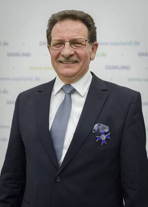 Ministerpräsidentin Anngret Kramp Karrenbauer verleiht am Samstag in der Staatskanzlei in Saarbrücken den saarländischen Verdienstorden für Bruno Proietti. Orden18021701D.jpg