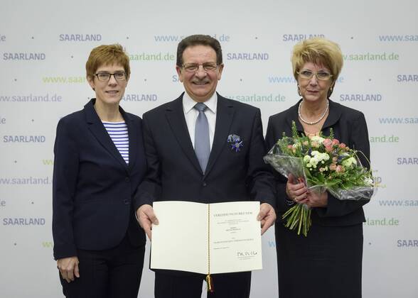 Ministerpräsidentin Anngret Kramp Karrenbauer verleiht am Samstag in der Staatskanzlei in Saarbrücken den saarländischen Verdienstorden für Bruno Proietti (v.li.) Rechts Proietti s Ehefrau Monique Orden18021701D.jpg
