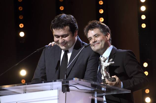 Gonzalo Maza und Sebastian Lelio mit dem Silbernen Bären für das beste Drehbuch für den Film Una mujer fantastica A Fantastic Woman während der Preisverleihung der Berlinale 2017 67. Internationale Filmfestspiele Berlin im Berlinale Palast. Berlin, 18.02.2017 Foto:xF.xKernx xFuturexImage