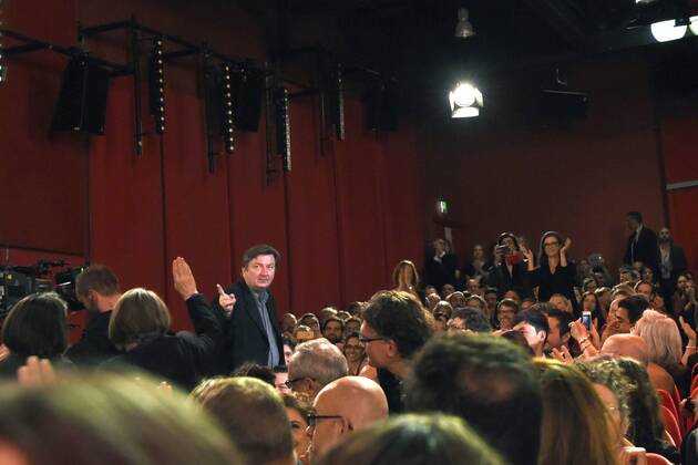 Aki Kaurusmäki erhält den Silbernen Bären für die beste Regie bei Toivon tuolla puolen The Other Side of Hope Die andere Seite der Hoffnung während der Preisverleihung der Berlinale 2017 67. Internationale Filmfestspiele Berlin im Berlinale Palast. Berlin, 18.02.2017 Foto:xF.xKernx xFuturexImage