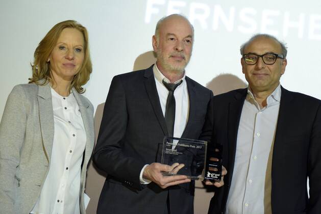Patricia Schlesinger (Intendantin des rbb), Regisseur Phillippe van Leeuw und Schauspieler Chaadat während der Verleihung des Panorama Publikumspreises anlässlich der 67. Berlinale 67. Internationale Filmfestspiele Berlin