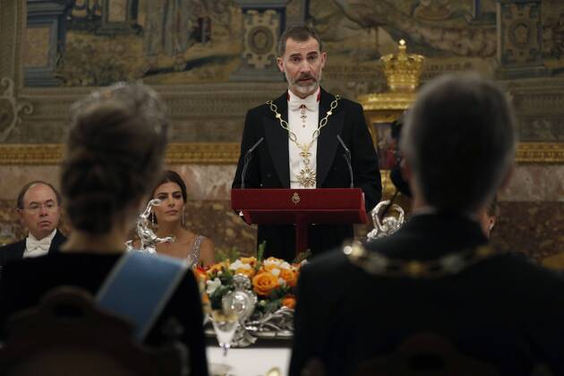 Spain s King Felipe VI delivers a speech at the beginning of a gala dinner held in honour of Argentinian President, Mauricio Macri (unseen) at Royal Palace in Madrid, Spain, 22 February 2017. Argentina s President, Mauricio Macri, is on a four-day long State visit to Spain aimed to strengthen bilateral ties. Spanish Royal Couple host a galla dinner for Argentinian President Mauricio Macri !ACHTUNG: NUR REDAKTIONELLE NUTZUNG! Copyright: xChemaxMoyax 20170222-636233935392004936
