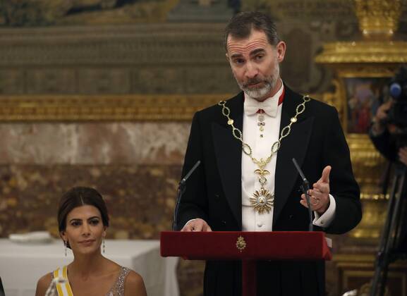 Spain s King Felipe VI delivers a speech at the beginning of a gala dinner held in honour of Argentinian President, Mauricio Macri (unseen) at Royal Palace in Madrid, Spain, 22 February 2017. Argentina s President, Mauricio Macri, is on a four-day long State visit to Spain aimed to strengthen bilateral ties. Spanish Royal Couple host a galla dinner for Argentinian President Mauricio Macri !ACHTUNG: NUR REDAKTIONELLE NUTZUNG! Copyright: xChemaxMoyax 20170222-636233935416652620