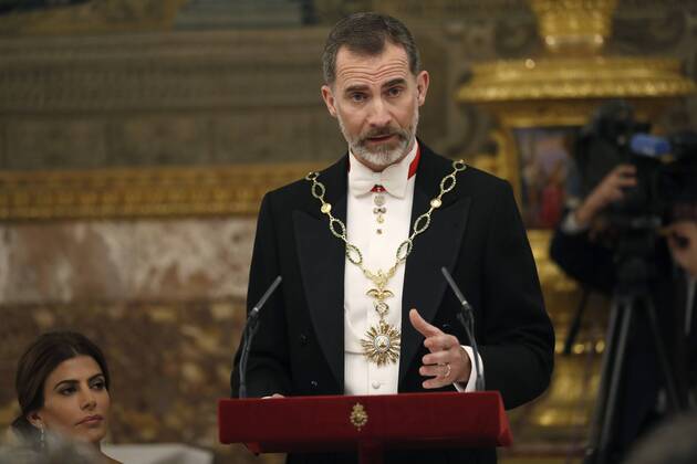 Spain s King Felipe VI delivers a speech at the beginning of a gala dinner held in honour of Argentinian President, Mauricio Macri (unseen) at Royal Palace in Madrid, Spain, 22 February 2017. Argentina s President, Mauricio Macri, is on a four-day long State visit to Spain aimed to strengthen bilateral ties. Spanish Royal Couple host a galla dinner for Argentinian President Mauricio Macri !ACHTUNG: NUR REDAKTIONELLE NUTZUNG! Copyright: xChemaxMoyax 20170222-636233936075744170