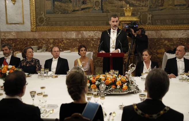 Spain s King Felipe VI delivers a speech at the gala dinner offered by the Spanish royals in honor of the Argentinian President Mauricio Macri (R, back) and his wife Juliana Awada (4L), at the Royal Palace in Madrid, Spain, 22 February 2017. President of the Supreme Court Carlos Lesmes (L), Ibero American General Secretary Rebeca Grynspan (2L), President of the Senate Pio Garcia-Escudaro (3L), Spain s Prime Minister Mariano Rajoy (L, back) and wife Elvira Fernandez (2R) and President of the Constitutional Court Francisco Perez de los Cobos attended the dinner. SPANISH ROYALS OFFER GALA DINNER TO ARGENTINIAN PRESIDENT MAURICIO MACRI !ACHTUNG: NUR REDAKTIONELLE NUTZUNG! Copyright: xChemaxMoyax MAD001 20170222-636233943770657516
